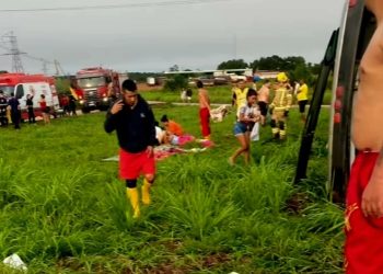 Ônibus que transportava quadrilha de Manaus tomba na pista após apresentação em Boa Vista; ninguém morreu