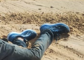 Homem é levado encapuzado e amarrado para dar último suspiro de vida em terreno no Distrito