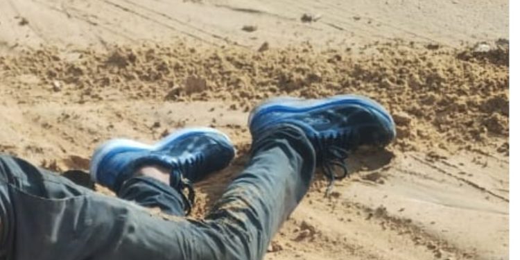 Homem é levado encapuzado e amarrado para dar último suspiro de vida em terreno no Distrito