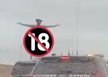 VÍDEO: Indignada com abordagem policial, mulher sobe no carro e fica do jeito que veio ao mundo