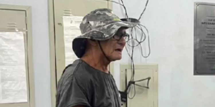 Idoso bêbado esfaqueia a vizinha novinha por ciúmes no Lírio de Vale e acaba preso