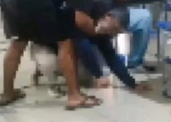Aluno de 17 anos dá mata-leão no professor por levar bronca na sala de aula; veja