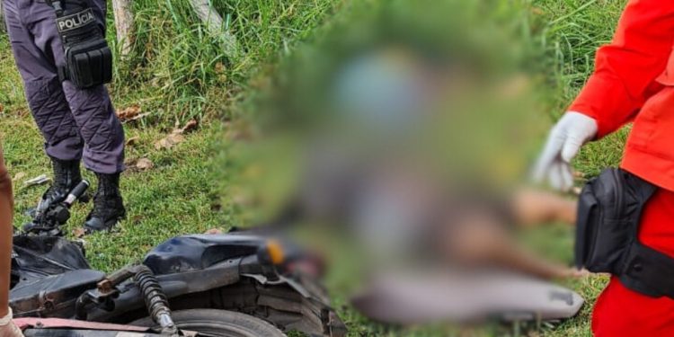 Vídeo: dupla de moto acaba morrendo após colidirem com trator na estrada no interior do Amazonas