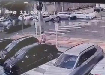 Câmera filmou homem ultrapassando o sinal vermelho e causando acidente no Vieiralves