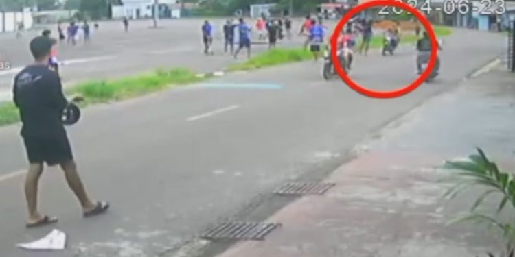 Vídeo: adolescente fica ferido após pular na frente de moto para pegar 'papagaio' em Manacapuru