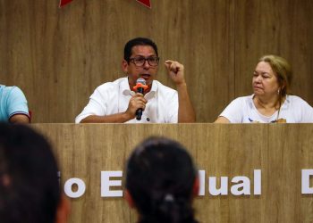 O pré-candidato a prefeito de Manaus debateu com representantes da sociedade e militantes propostas para área da educação. Foto: Pablo Brandão
