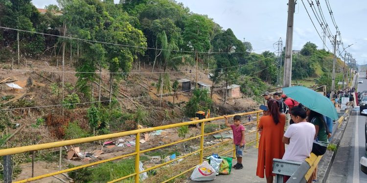 Dentre 200 pessoas, 5 são presas pela Rocam após construírem casas em área verde na avenida das Flores