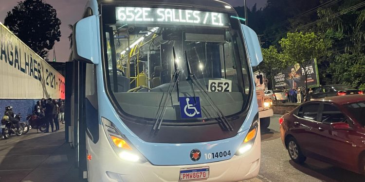 Passageiro aplica golpe de 'gravata' em assaltante na linha 652 e acaba mordido