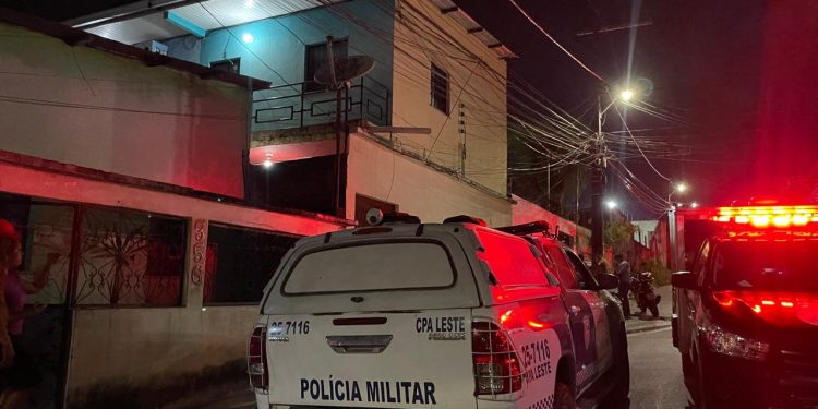 Vizinhos sente cheiro forte vindo de kitnet e encontram idosa morta em Manaus