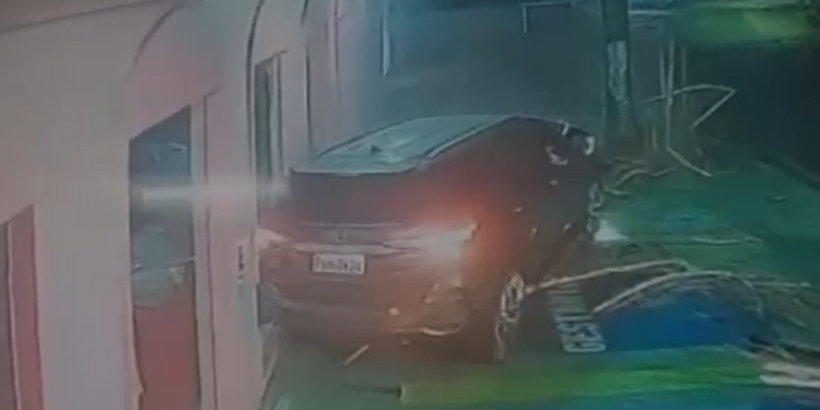 A loja de roupas tem câmeras de segurança e registrou o fato que ocorreu por volta das 5h20. Foto: Reprodução