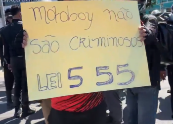 Nesta tarde, um grupo de entregador se reuniu em frente ao Fórum Henoch Reis em protesto à prisão dos colegas. Foto: Reprodução