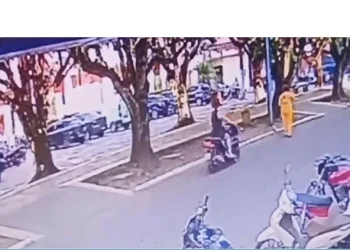 A condutora da motocicleta está sendo procurada. Foto: Reprodução