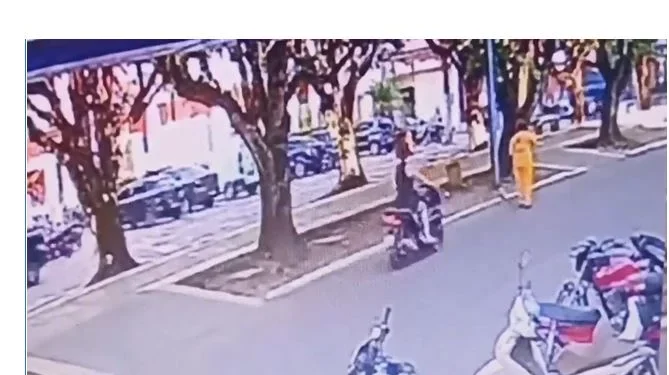 A condutora da motocicleta está sendo procurada. Foto: Reprodução