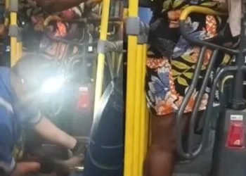 VÍDEO: Passageira com obesidade fica presa por duas horas em catraca de ônibus