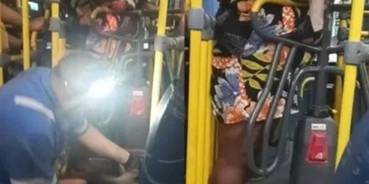 VÍDEO: Passageira com obesidade fica presa por duas horas em catraca de ônibus