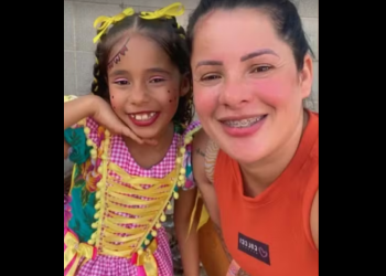 A mulher estaria deitada na cama e disse à polícia que de repente viu a filha já ensanguentada. Foto: Reprodução