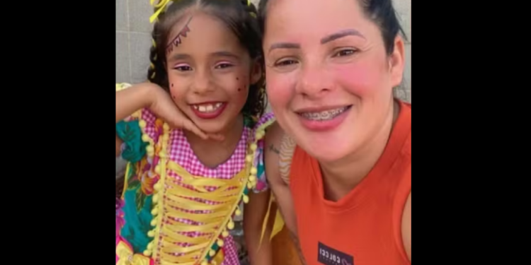 A mulher estaria deitada na cama e disse à polícia que de repente viu a filha já ensanguentada. Foto: Reprodução