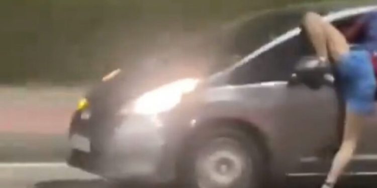 VÍDEO: Assalto dá errado e ladrão acaba arrastado por motorista em alta velocidade