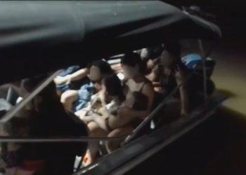 Vídeo mostra passageiros sendo resgatados após barco pegar fogo em Uarini: "Bastante criança"