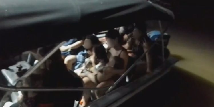 Vídeo mostra passageiros sendo resgatados após barco pegar fogo em Uarini: "Bastante criança"