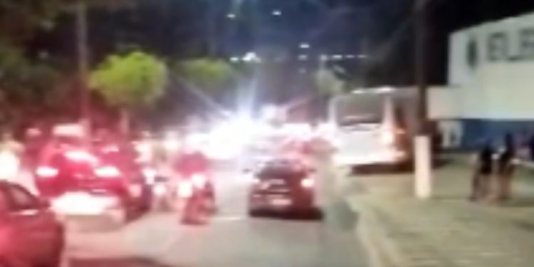 Assaltantes tocam o terror durante roubo a linha 652 e deixam três passageiros esfaqueados em Manaus