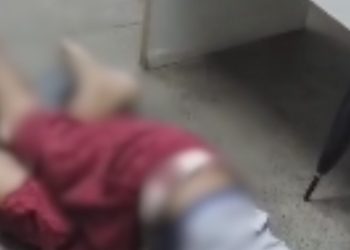Vídeo mostra assaltante agonizando após receber tiro de vigilante dentro de Centro de Convivência em Manaus