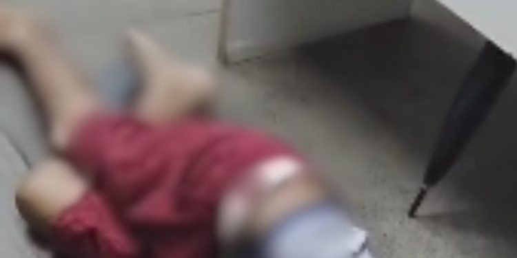 Vídeo mostra assaltante agonizando após receber tiro de vigilante dentro de Centro de Convivência em Manaus