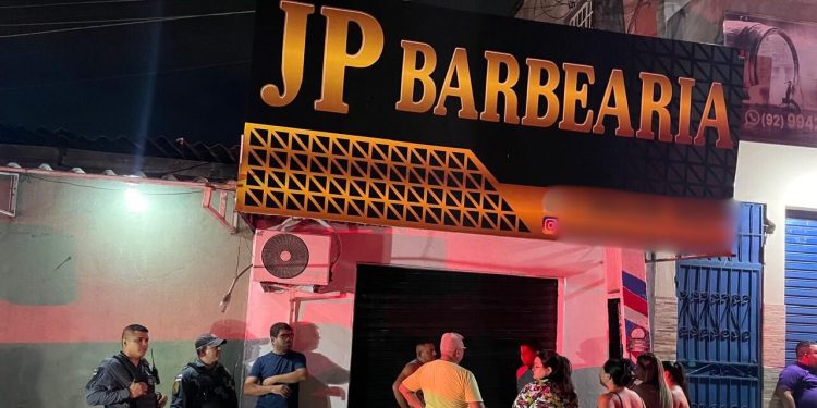 Homem é pego de surpresa por pistoleiro enquanto cortava o cabelo em barbearia próximo do T4