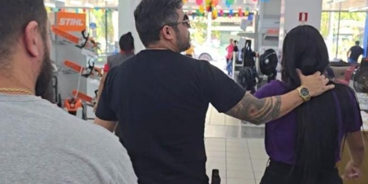 Delegado entra na TV Lar e prende funcionária que ajudava trio a roubar a loja em Manaus