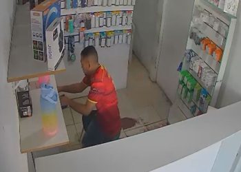 Câmera filma homem aproveitando loja vazia para furtar celular 'na tora' no Jorge Teixeira; assista