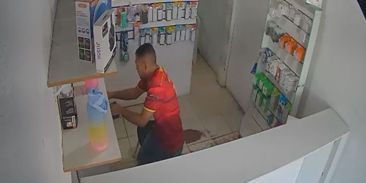 Câmera filma homem aproveitando loja vazia para furtar celular 'na tora' no Jorge Teixeira; assista