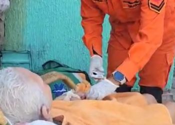 Vídeo: Idosos inalam fumaça durante incêndio no Japiim e recebem ajuda médica