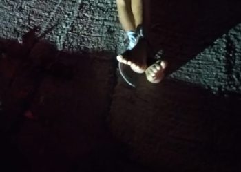 Amarrado e baleado: vídeo forte mostra jovem morto com tiros na cabeça na calçada no bairro Cidade de Deus