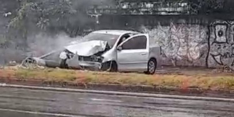 VÍDEO: Com pneu careca, motorista perde o controle e colide contra o poste na Avenida Torquato Tapajós