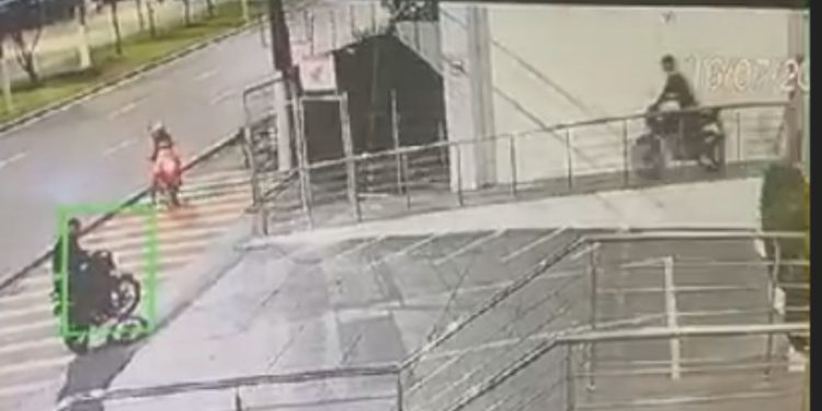 Vídeo: Quadrilha quebra vidro de concessionária e rouba motos 'facilmente' em Manaus