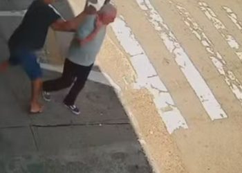 Vídeo: Segundos após roubar celular de idoso, adolescente corre e morre atropelado