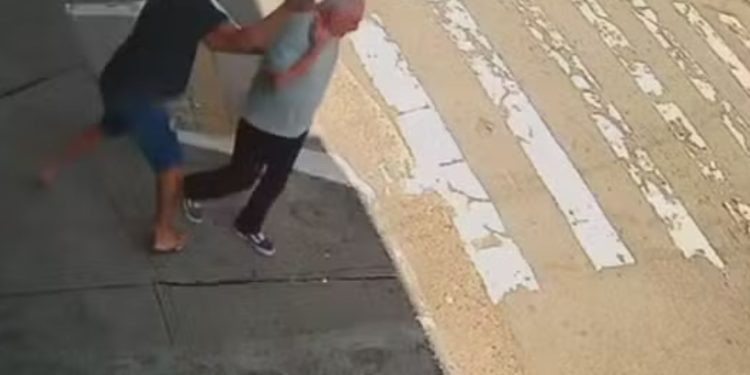 Vídeo: Segundos após roubar celular de idoso, adolescente corre e morre atropelado