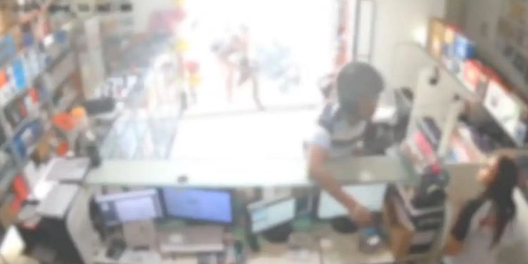 Vídeo: Homem tenta matar ex-namorada após levar fora e ser bloqueado no WhatsApp