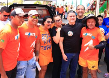 O prefeito de Manaus, candidato à reeleição pela Coligação Avante, Manaus (Avante, PSD, MDB, DC e Agir), comandou o Adesivaço deste domingo (18/8). Foto: Dhyeizo Lemos/ Carlos Oliveira/ Assessoria
