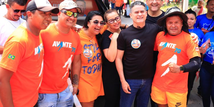 O prefeito de Manaus, candidato à reeleição pela Coligação Avante, Manaus (Avante, PSD, MDB, DC e Agir), comandou o Adesivaço deste domingo (18/8). Foto: Dhyeizo Lemos/ Carlos Oliveira/ Assessoria