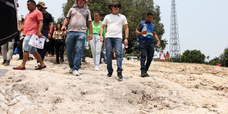 O prefeito de Manaus, David Almeida, anunciou, nesta segunda-feira, 26/8, a implementação de uma base de assistência às famílias ribeirinhas, para o enfrentamento da estiagem deste ano. Os primeiros serviços se concentrarão na comunidade Nossa Senhora do Livramento, no Tarumã-Mirim, rio Negro, local visitado pelo prefeito durante toda manhã desta segunda-feira. A estimativa é que 40 comunidades sejam atendidas. 

No local, o chefe do Executivo municipal explicou que a escolha da comunidade para ser base do abastecimento e distribuição de suprimentos para as demais áreas do entorno, foi estratégica e que, em breve, outras bases serão organizadas. 

“Aqui na comunidade do Livramento vai ser a base do Tarumã-Mirim, onde temos 14 comunidades, faremos também a base do rio Cuieiras, onde temos mais 26, então se juntarmos essas comunidades, nós temos 40 comunidades que serão atendidas nesse colo”, detalhou o prefeito. “Aqui nós temos escola nova, unidade de saúde nova, fizemos uma ponte e nós vamos utilizá-la nessa operação que nós estamos montando para poder trazer ajuda, para trazer mantimento, água, e acima de tudo para trazer dignidade e a presença do poder público nesses lugares”, complementou Almeida. 

Durante as ações de assistência, serão utilizados triciclos e quadriciclos para a distribuição de água, alimentos e também kits de higiene para os moradores. Além disso, serão instaladas bombas de captação de água com filtro e tanques para armazenamento de água, que poderão filtrar até 10 mil litros de água por dia, abastecendo as pequenas comunidades.

“Com a falta de água, as pessoas ficam isoladas, então como nós temos na Guarda Municipal os quadriciclos, eles vão atender essas demandas para que a gente possa, além de levar a alimentação, fazer essa distribuição de todos os mantimentos necessários”, explicou o prefeito. 

Para os moradores, a iniciativa da prefeitura de se antecipar à estiagem deste ano, que tem a previsão de ser de grandes proporções, é de extrema importância.

“Estamos vendo o que o prefeito está fazendo pela comunidade, ele está olhando pelas pessoas que realmente precisam, porque não é só as pessoas da cidade de Manaus que precisam dessa segurança, nós aqui da comunidade também precisamos, então essa operação é muito necessária para nós”, agradeceu a moradora Elisangela Azevedo.

Equipamentos

A comunidade Nossa Senhora do Livramento também conta com equipamentos de educação e saúde totalmente revitalizados, que servirão como suporte das ações de atendimento aos moradores. 

A Unidade de Saúde da Família Rural (USFR) Nossa Senhora do Livramento, foi reinaugurada pela Prefeitura de Manaus, por meio da Secretaria Municipal de Saúde (Semsa), passando de 87,77m2 para 190,89 m2. Segundo a titular da Semsa, Shádia Fraxe, a estrutura está pronta para funcionar como ponto de atenção à saúde para 2.380 usuários das comunidades de Livramento, Agrovila, Julião, Colônia Central, Tupé e grupos das etnias Cipiá, Tikuna, Tatuyos, Tuyukas e Dessanas, que moram naquela região.

“A unidade está completamente preparada, não temos falta de nenhum medicamento, as equipes estão completas, e somente nessa unidade nós temos 30 servidores da saúde para realizar os atendimentos necessários”, informou Fraxe. 

Já a escola municipal São José 1 foi entregue após 30 anos da última reforma, passando por uma completa reestruturação, além de também receber os suprimentos necessários para o abastecimento da merenda escolar.

Na comunidade também foi construída uma ponte para promover a acessibilidade segura das famílias, e minimizar os transtornos à população que acessa à comunidade. A estrutura facilitará a distribuição dos mantimentos na área. Foto: Divulgação