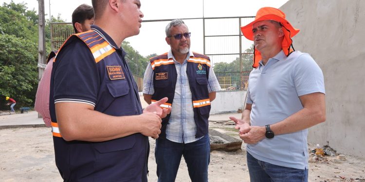 A primeira visita ocorreu nas obras de reforma e ampliação do campo do núcleo 16, Cidade Nova. Foto: Divulgação