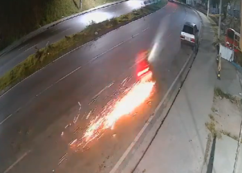 O carro quase virou no ar. Foto: Reprodução