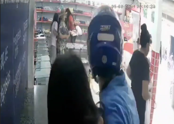 O comparsa dá cobertura na saída para impedir a fuga de alguém. Foto: Reprodução