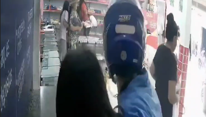 O comparsa dá cobertura na saída para impedir a fuga de alguém. Foto: Reprodução