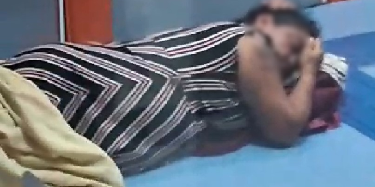 A mulher ainda se virou para dormir melhor e não ser incomodada. Foto: Reprodução