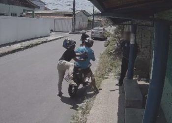 Câmera instalada por moradores da Cidade Nova filma trio assaltando estudante na parada em 5 segundos