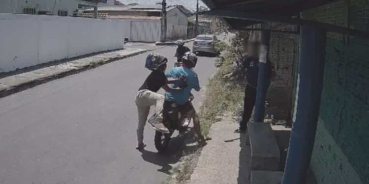 Câmera instalada por moradores da Cidade Nova filma trio assaltando estudante na parada em 5 segundos