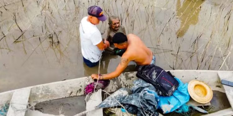 Vídeo: Idoso é resgatado após ficar três dias atolado na lama no interior do Amazonas