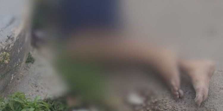 Imagem forte mostra jovem que foi morto com tiro na cabeça em rua do Parque 10